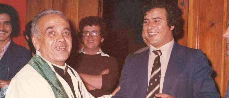 El entonces párroco de San Juan, Teodoro Rodríguez (+), junto a Tomás Sosa, el día que se inauguró las actuales instalaciones de su peluquería en San Juan/TA.